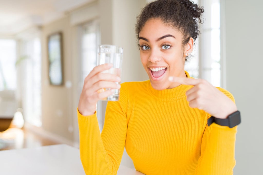 Dlaczego picie wody jest dobre dla zdrowia zębów i jamy ustnej