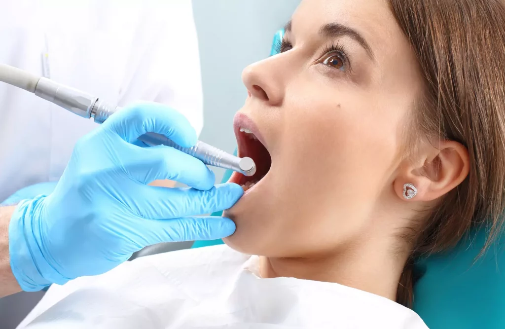 pacjentka-u-dentysty-podczas-piaskowania-zebow