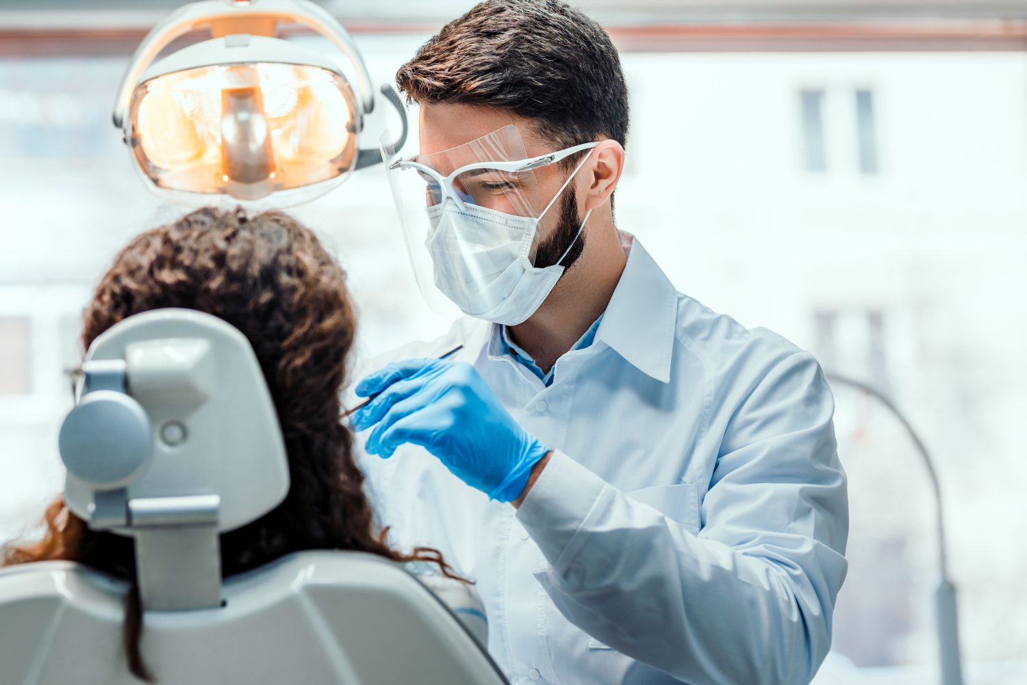 ortodonta wykonuje leczenie w gabinecie