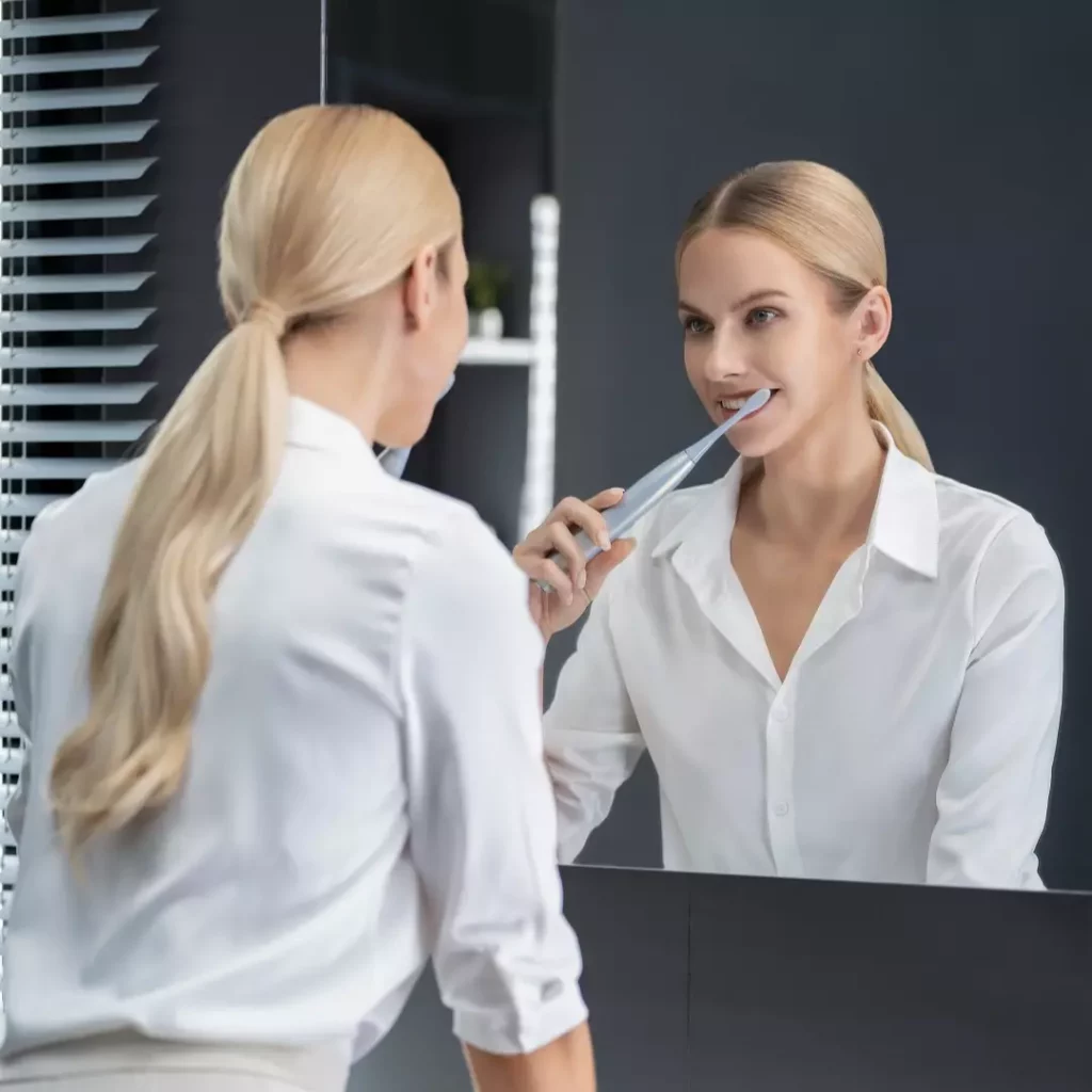 kobieta myjąca zęby oclean x pro digital